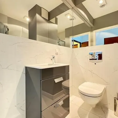 Wygodna Kawalerka Grójecka 194 Apartamento *